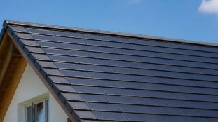Tuile solaire ou panneau classique : l'intégration au bâti en questions